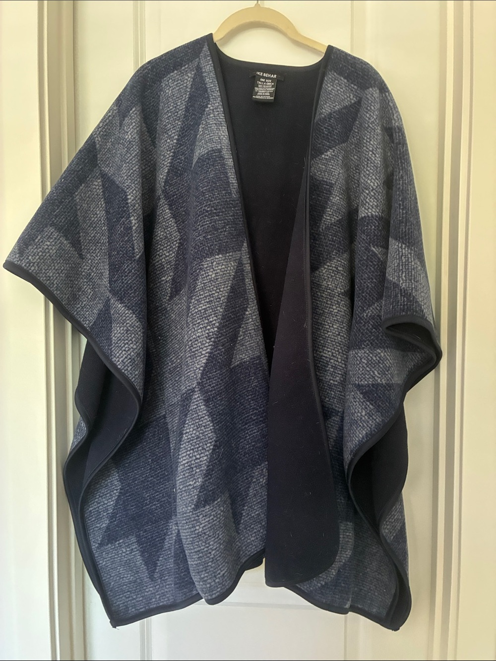 Ike Behar Navy & Gray Geometric Knit Cape